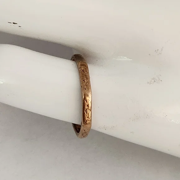 9K Gold Engraved Octogon Slim Band Ring - Picture 2 of 4